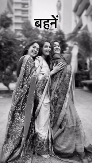Ekta Varma Instagram - No filters, no edits — just raw memories in black & white.❤️
Won’t you?

@mommy_mode_on 
#viral #90s #sisters #blackwhite #oldtimes #90sfashion