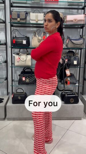 Ekta Varma Instagram - The story of this generation 😅😅!
@mommy_mode_on
#shopping #shoppingaddict #kidsshopping #kidsshopping #menshopping