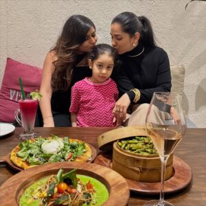 Ekta Varma Instagram - I’m a foodie..AND I love trying new things all the time. I’m still learning, exploring, and honestly enjoying the process. Since I stay in Andheri, I’m focusing on discovering places around here. Recently, I found my go-to spot for amazing vegetarian food: @sante_mumbai Oshiwara!

Tried amazing starters all while enjoying myself with my girls around me.

Tell me, what’s the first dish you usually go for when you visit a new place and glance at the menu?

@mommy_mode_on 
#dine #dineout #girlsnightout #mumbaidineout #dinnersinmumbai #bestfood #foodiesofinstagram #eatinggreens#healthydiet