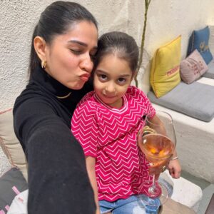 Ekta Varma Instagram - I’m a foodie..AND I love trying new things all the time. I’m still learning, exploring, and honestly enjoying the process. Since I stay in Andheri, I’m focusing on discovering places around here. Recently, I found my go-to spot for amazing vegetarian food: @sante_mumbai Oshiwara!
Tried amazing starters all while enjoying myself with my girls around me.
Tell me, what’s the first dish you usually go for when you visit a new place and glance at the menu?
@mommy_mode_on
#dine #dineout #girlsnightout #mumbaidineout #dinnersinmumbai #bestfood #foodiesofinstagram #eatinggreens#healthydiet