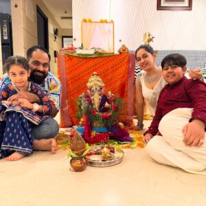 Ekta Varma Instagram - गणपति बप्पा मोरया, अगले बरस तू जल्दी आ।
तेरी विदाई में मन है उदास, पर दिल है तेरे आशीर्वाद के साथ।

@mommy_mode_on 
#ganesha #ganeshnation🌙 #ganeshchaturthi #visarjan #ganeshchaturthi2025 #indianfestivals❤️ #indianethnicwear #festivalsofindia