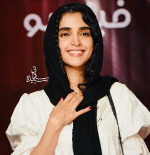 Elahe Hesari Instagram - خدایا شکرت ، خدایا مرسی🤍
سپاس برای بودنتون 🙏🏾🦋

#زخم_کاری #کیمیا 
#elahehesar
📸 @sara_a_mrdi / @sepideh_sadatii