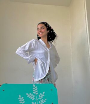Elahe Hesari Instagram - من کسی را که در تسخیر آرزوی ناممکن است دوست دارم🦋🤍
#elahehesari
ورق زدنی 😉