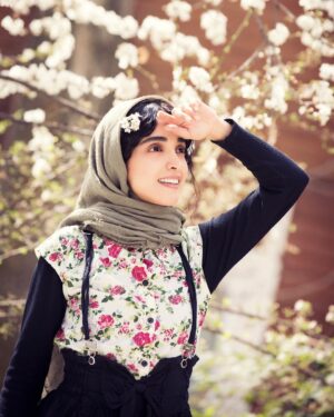 Elahe Hesari Instagram - خدايا امسال هم داره تموم ميشه 
خدايا براى همه مردم كشورم اول سلامتى بعد آرامش ذهن آرزو مى كنم 🙏
خدايا قدرت بده، توانايي بده تا ببخشيم و بگذريم تا بمونيم 🙏
خدايا كارى كن تو سال جديد دلى نشكنه تنى نلرزه چشمى خيس نشه ...
خدايا اينايي كه گفتم هرگز گفتن نداره ،
مى دونم ،ولى كمتر بشه براى همه 🙏
خدايا كارى كن حال همه يه جورى بهتر بشه اصلا عالى بشه 🌟🌟👌👌
خدايا كارى كن بودن هارو قدر بدونيم 
خدايا كمك كن از شادى هم شاد بشيم 😊
تو خدايي پس اينا براى تو كارى نداره 
دعا و خواستنش با ما 
استجابتش با خودت 
الهى آمين 🙏🌸٩٧/١٢/٢٨
#الهه_حصاری #elahehesari
📷 @ali_sendani