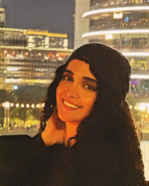 Elahe Hesari Instagram - میون این همه سرگردونی اومدم تو قلب تو مهمونی ...
🤍🦋
📸 My sisi