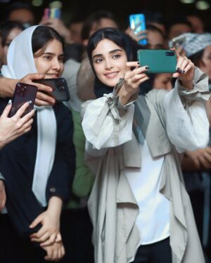 Elahe Hesari Instagram - اولین اکران عمومی سریال #زخم_کاری #بازگشت
ممنونم برای حضورتون 🙏🏾🦋
@filimocom
@filimoshot