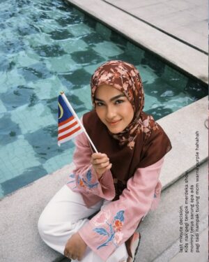 Elfira Loy Instagram - Saya memang anak Malaysia yang sangat bangga dengan cerita tanah air saya . Saya harap banyak cerita cerita baik yang saya boleh saya sampaikan tentang kepimpinan di negara saya ini pada anak anak dan cucu cucu saya InshaAllah.
Bawak anak anak tengok perbarisan merdeka ✅