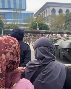 Elfira Loy Instagram - Saya memang anak Malaysia yang sangat bangga dengan cerita tanah air saya . Saya harap banyak cerita cerita baik yang saya boleh saya sampaikan tentang kepimpinan di negara saya ini pada anak anak dan cucu cucu saya InshaAllah.
Bawak anak anak tengok perbarisan merdeka ✅
