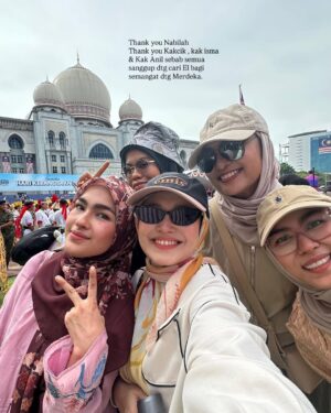 Elfira Loy Instagram - Saya memang anak Malaysia yang sangat bangga dengan cerita tanah air saya . Saya harap banyak cerita cerita baik yang saya boleh saya sampaikan tentang kepimpinan di negara saya ini pada anak anak dan cucu cucu saya InshaAllah.
Bawak anak anak tengok perbarisan merdeka ✅