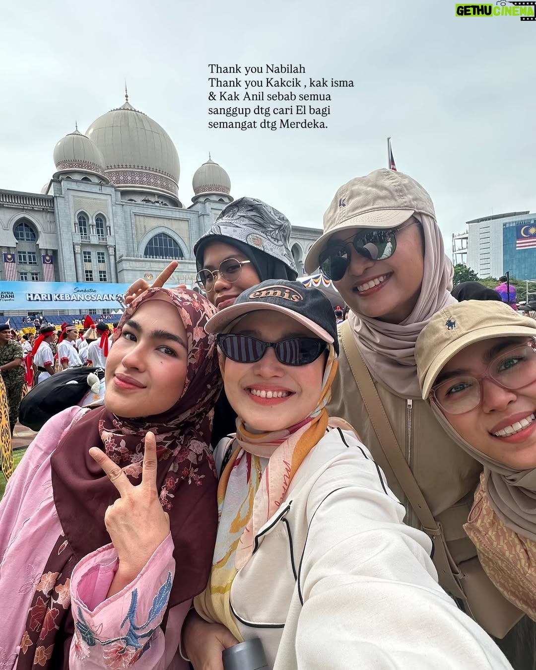 Elfira Loy - 7.1K Likes - Saya memang anak Malaysia yang sangat bangga dengan cerita tanah air saya . Saya harap banyak cerita cerita baik yang saya boleh saya sampaikan tentang kepimpinan di negara saya ini pada anak anak dan cucu cucu saya InshaAllah. 

Bawak anak anak tengok perbarisan merdeka ✅