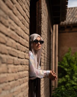 Elfira Loy Instagram - tak sangka dah sampai jugak Alhambra palace dekat Granada Spain ni. Sangatlah besar dan luas ya tempat ni . Setiap ceruk walls tu ada seni seni yang sangat sangat cantik dan Alhamdulillah sampai sekarang we still can witness sebab dulu masa christian take over diorang cuma cover dengan permaidani tapi ada juga belah atas yang diorang hapuskan jugak. Reason why diorang tak padam je kalimah alquran tu? sebab they dont understand tapi diorang rasa " seni ukiran " tu cantik.