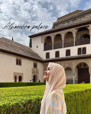 Elfira Loy Instagram - tak sangka dah sampai jugak Alhambra palace dekat Granada Spain ni. Sangatlah besar dan luas ya tempat ni . Setiap ceruk walls tu ada seni seni yang sangat sangat cantik dan Alhamdulillah sampai sekarang we still can witness sebab dulu masa christian take over diorang cuma cover dengan permaidani tapi ada juga belah atas yang diorang hapuskan jugak. Reason why diorang tak padam je kalimah alquran tu? sebab they dont understand tapi diorang rasa " seni ukiran " tu cantik.