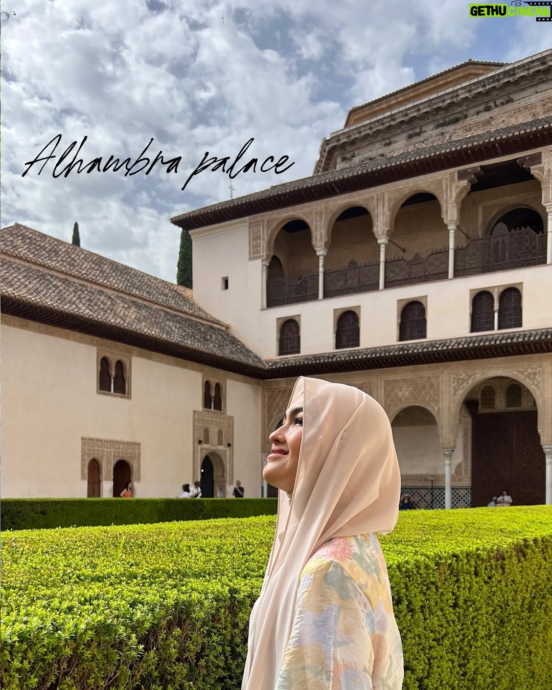 Elfira Loy - 7.6K Likes - tak sangka dah sampai jugak Alhambra palace dekat Granada Spain ni. Sangatlah besar dan luas ya tempat ni . Setiap ceruk walls tu ada seni seni yang sangat sangat cantik dan Alhamdulillah sampai sekarang we still can witness sebab dulu masa christian take over diorang cuma cover dengan permaidani tapi ada juga belah atas yang diorang hapuskan jugak. Reason why diorang tak padam je kalimah alquran tu? sebab they dont understand tapi diorang rasa " seni ukiran " tu cantik.