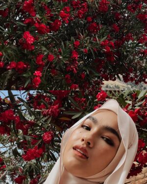 Elfira Loy Instagram - tak sangka dah sampai jugak Alhambra palace dekat Granada Spain ni. Sangatlah besar dan luas ya tempat ni . Setiap ceruk walls tu ada seni seni yang sangat sangat cantik dan Alhamdulillah sampai sekarang we still can witness sebab dulu masa christian take over diorang cuma cover dengan permaidani tapi ada juga belah atas yang diorang hapuskan jugak. Reason why diorang tak padam je kalimah alquran tu? sebab they dont understand tapi diorang rasa " seni ukiran " tu cantik.
