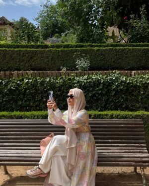 Elfira Loy Instagram - tak sangka dah sampai jugak Alhambra palace dekat Granada Spain ni. Sangatlah besar dan luas ya tempat ni . Setiap ceruk walls tu ada seni seni yang sangat sangat cantik dan Alhamdulillah sampai sekarang we still can witness sebab dulu masa christian take over diorang cuma cover dengan permaidani tapi ada juga belah atas yang diorang hapuskan jugak. Reason why diorang tak padam je kalimah alquran tu? sebab they dont understand tapi diorang rasa " seni ukiran " tu cantik.