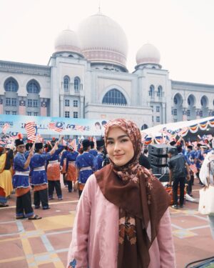 Elfira Loy Instagram - Saya memang anak Malaysia yang sangat bangga dengan cerita tanah air saya . Saya harap banyak cerita cerita baik yang saya boleh saya sampaikan tentang kepimpinan di negara saya ini pada anak anak dan cucu cucu saya InshaAllah.
Bawak anak anak tengok perbarisan merdeka ✅