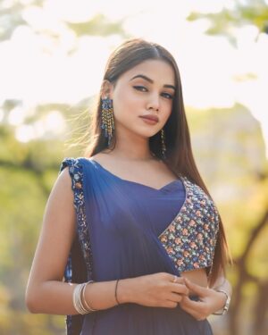 Eli Elina Instagram - Comment your favourite song 🎶 💙
.
…..
………
………….
📸 @ranjan_dkitar
#elielina #explore #pic #photography #beautiful #saree