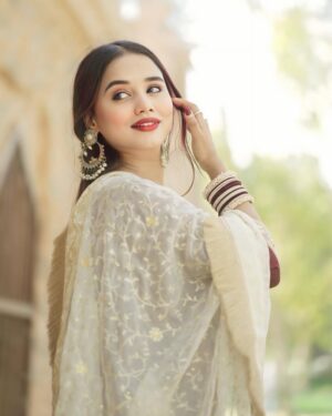 Eli Elina Instagram - Kesi lag rhi hu🤎🙈 @eli_allu
📸 @ranjan_dkitar
#elielina #exploring #beautiful #zalimaa #srk #photoshoot