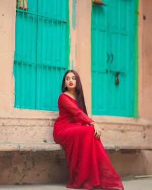 Eli Elina Instagram - नज़र नहीं चुराना सनम👀🥀………………..
.
…..
…………
📸 - @ranjan_dkitar
🎨- @rohit__photography____
Dress by_ @dress_by_chavi ✨
#elielina #explore #sari #oldsongs #less