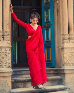 Eli Elina Instagram - नज़र नहीं चुराना सनम👀🥀………………..
.
…..
…………
📸 - @ranjan_dkitar
🎨- @rohit__photography____
Dress by_ @dress_by_chavi ✨
#elielina #explore #sari #oldsongs #less