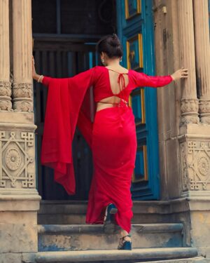 Eli Elina Instagram - नज़र नहीं चुराना सनम👀🥀………………..
.
…..
…………
📸 - @ranjan_dkitar
🎨- @rohit__photography____
Dress by_ @dress_by_chavi ✨
#elielina #explore #sari #oldsongs #less