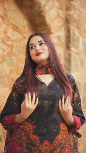 Eli Elina Instagram - Movie name?🖤🥺 @eli_allu
Amazing suit by_ @libaspakistani
#reelitfeelit #elielina #trendingreels #explorarpage #suit #veerzara #srk #less