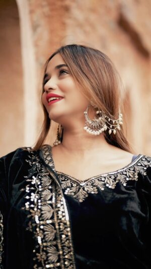 Eli Elina Instagram - Movie name?🖤✨ @eli_allu
Suit by_ @libaspakistani ❤️
#reelitfeelit #elielina #trending #explore #suit #less