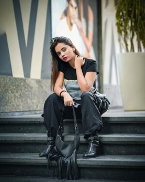 Eli Elina Instagram - Comment fav Punjabi song?🖤🎶 @eli_allu
#explorepage✨ #punjabi #gururandhwa #cool #photographer #elielina