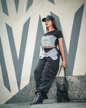 Eli Elina Instagram - Comment fav Punjabi song?🖤🎶 @eli_allu
#explorepage✨ #punjabi #gururandhwa #cool #photographer #elielina