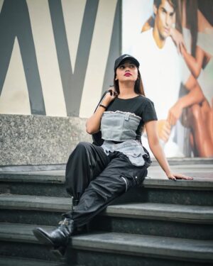 Eli Elina Instagram - Comment fav Punjabi song?🖤🎶 @eli_allu
#explorepage✨ #punjabi #gururandhwa #cool #photographer #elielina