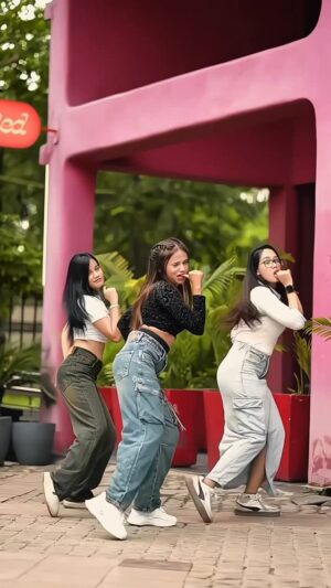 Eli Elina Instagram - Trending🖤🔥 @eli_allu
@gururandhawa
#less #elielina #reelitfeelit #explore #trending #dance #gururandhawasongs