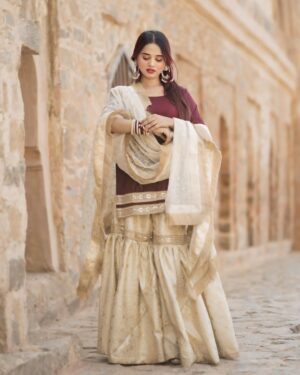 Eli Elina Instagram - Kesi lag rhi hu🤎🙈 @eli_allu
📸 @ranjan_dkitar
#elielina #exploring #beautiful #zalimaa #srk #photoshoot