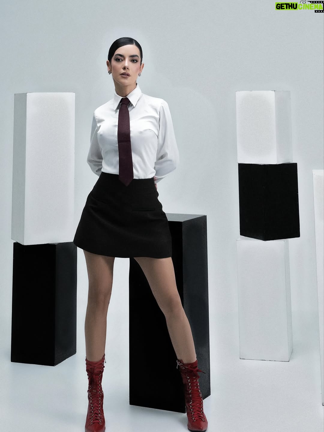 Elianis Garrido - 20.1K Likes - “Ella es la suma de todas las veces que pensó en rendirse... y no lo hizo.” 🖤

Art Director/ Photographer: @marcelcastellanoph @themarcelcastellano 
Makeup/ Hair: @agustinlarezm 
Wardrobe: @marcelcastellanostudio available at @bettinascloset.co 
Filmmaker : @jhormanoblesph