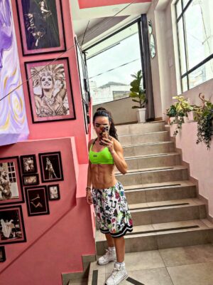 Elianis Garrido Instagram - No hay frase profunda o inspiracional pa estas fotos .
Solo que me gustaron , me las tomé ayer en mi espejo favorito , el de la entrada de mi amado @danceworld.bogota y dije : Carajo Garri , llevamos 15 meses intensos aquí , y se nota , en todos los aspectos .
🙏🏻🫶🏻
No quiero ser mejor que nadie , no estoy en competencia con nadie , solo quiero ser mejor de lo que fui ayer . Y eso me lo repito todos los días .🤞🏼 aquí vamos . #laniñadelacentral