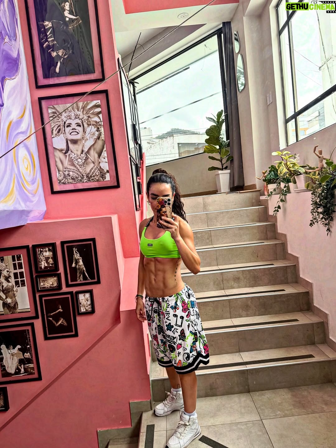Elianis Garrido - 27.3K Likes - No hay frase profunda o inspiracional pa estas fotos .

Solo que me gustaron , me las tomé ayer en mi espejo favorito , el de la entrada de mi amado @danceworld.bogota y dije : Carajo Garri , llevamos 15 meses  intensos aquí , y se nota , en todos los aspectos . 
🙏🏻🫶🏻

No quiero ser mejor que nadie , no estoy en competencia con nadie , solo quiero ser mejor de lo que fui ayer . Y eso me lo repito todos los días .🤞🏼 aquí vamos . #laniñadelacentral