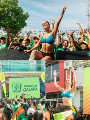Elianis Garrido Instagram - Compartiendo lo que amo por donde quiera que vaya 🫶🏻 Bendito Dios por mi salud , por abrirme puertas y permitirme llegar a tantos lugares hermosos con alegría , bailando por la vida , llevando con mi @zumba un mensaje de salud , deporte y sana diversión !
Gracias Galapa querida 💚tierra de prosperidad , tierra de deporte !
Espero volver a bailar contigo .😍🫶🏻
Gracias a todo el equipo de la @alcaldiadegalapa por hacerme parte de esta versión de la #carreradelaesperanza 💚 y a su alcalde @fabianbonettberdugo por esta invitación tan linda.
Gracias compañero @addlayperez cuanto te admiro y te quiero !🧡