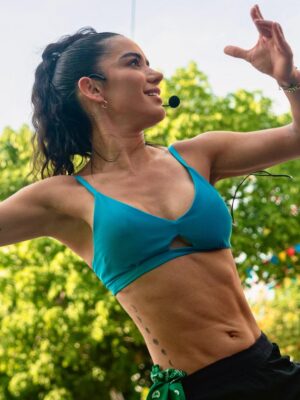 Elianis Garrido Instagram - Compartiendo lo que amo por donde quiera que vaya 🫶🏻 Bendito Dios por mi salud , por abrirme puertas y permitirme llegar a tantos lugares hermosos con alegría , bailando por la vida , llevando con mi @zumba un mensaje de salud , deporte y sana diversión !
Gracias Galapa querida 💚tierra de prosperidad , tierra de deporte !
Espero volver a bailar contigo .😍🫶🏻
Gracias a todo el equipo de la @alcaldiadegalapa por hacerme parte de esta versión de la #carreradelaesperanza 💚 y a su alcalde @fabianbonettberdugo por esta invitación tan linda.
Gracias compañero @addlayperez cuanto te admiro y te quiero !🧡