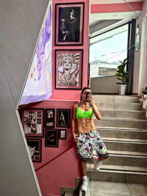 Elianis Garrido Instagram - No hay frase profunda o inspiracional pa estas fotos .
Solo que me gustaron , me las tomé ayer en mi espejo favorito , el de la entrada de mi amado @danceworld.bogota y dije : Carajo Garri , llevamos 15 meses intensos aquí , y se nota , en todos los aspectos .
🙏🏻🫶🏻
No quiero ser mejor que nadie , no estoy en competencia con nadie , solo quiero ser mejor de lo que fui ayer . Y eso me lo repito todos los días .🤞🏼 aquí vamos . #laniñadelacentral