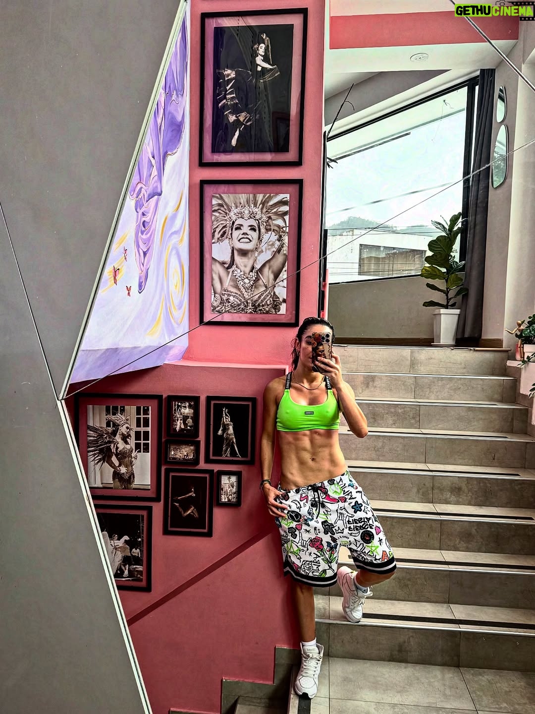 Elianis Garrido - 27.3K Likes - No hay frase profunda o inspiracional pa estas fotos .

Solo que me gustaron , me las tomé ayer en mi espejo favorito , el de la entrada de mi amado @danceworld.bogota y dije : Carajo Garri , llevamos 15 meses  intensos aquí , y se nota , en todos los aspectos . 
🙏🏻🫶🏻

No quiero ser mejor que nadie , no estoy en competencia con nadie , solo quiero ser mejor de lo que fui ayer . Y eso me lo repito todos los días .🤞🏼 aquí vamos . #laniñadelacentral