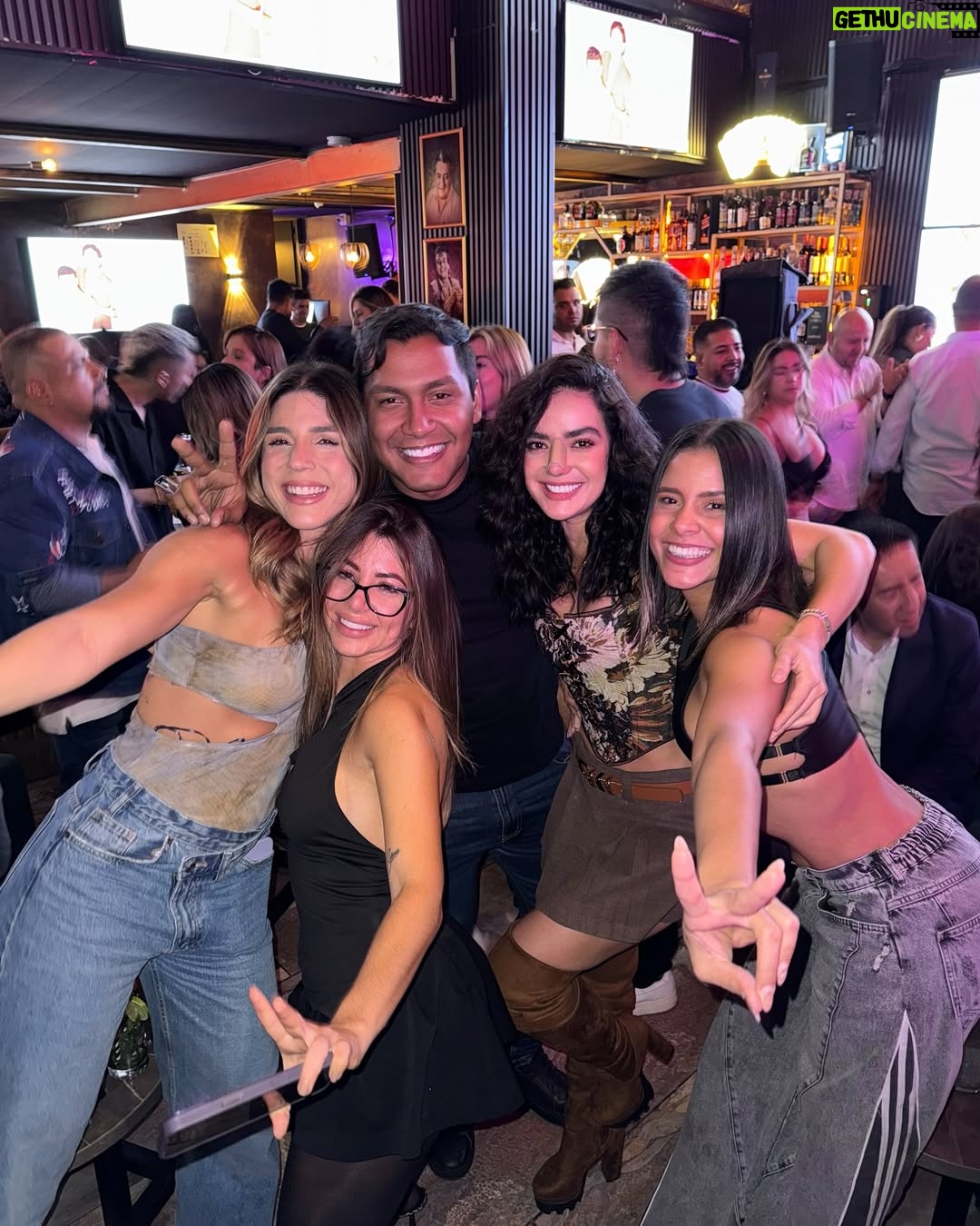 Elianis Garrido - 32.4K Likes - Soy más fuerte cuando tengo el ego en los pies , porque la fuerza viene de adentro !  @silvestredangond 👏🏼 

Una charla amable , cercana y honesta tuvieron este par con medios de comunicación, amigos y #yuqueros que fuimos a ser testigos de este reencuentro que todos los que amamos el vallenato, anhelábamos ! 

@silvestredangond 👏🏼 
Anoche escuché hablar a este señor y a @jmdelaespriella y entendí además de lo talentosos que son y de la gran carrera que han construido juntos y por separado , el por qué de su éxito .

Solo puedo decir : Tremendos 👏🏼
Estamos listos para vivir #elultimobailetour ‼️ 

Gracias @stageeventos1 @diomargarcia1 @metroconcierto por esta linda invitación 🫶🏻🙏🏻 fuí feliz !!! 

Gracias @joselonunez 🙏🏻