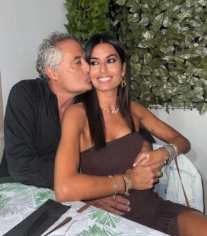 Elisabetta Gregoraci Instagram - • •La mia terra mi insegna sempre la cosa più semplice e più preziosa:
che la felicità è stare insieme, davanti al mare, con chi ami 💖