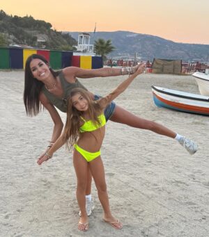 Elisabetta Gregoraci Instagram - • •La mia terra mi insegna sempre la cosa più semplice e più preziosa:
che la felicità è stare insieme, davanti al mare, con chi ami 💖