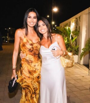 Elisabetta Gregoraci Instagram - • •La mia terra mi insegna sempre la cosa più semplice e più preziosa:
che la felicità è stare insieme, davanti al mare, con chi ami 💖