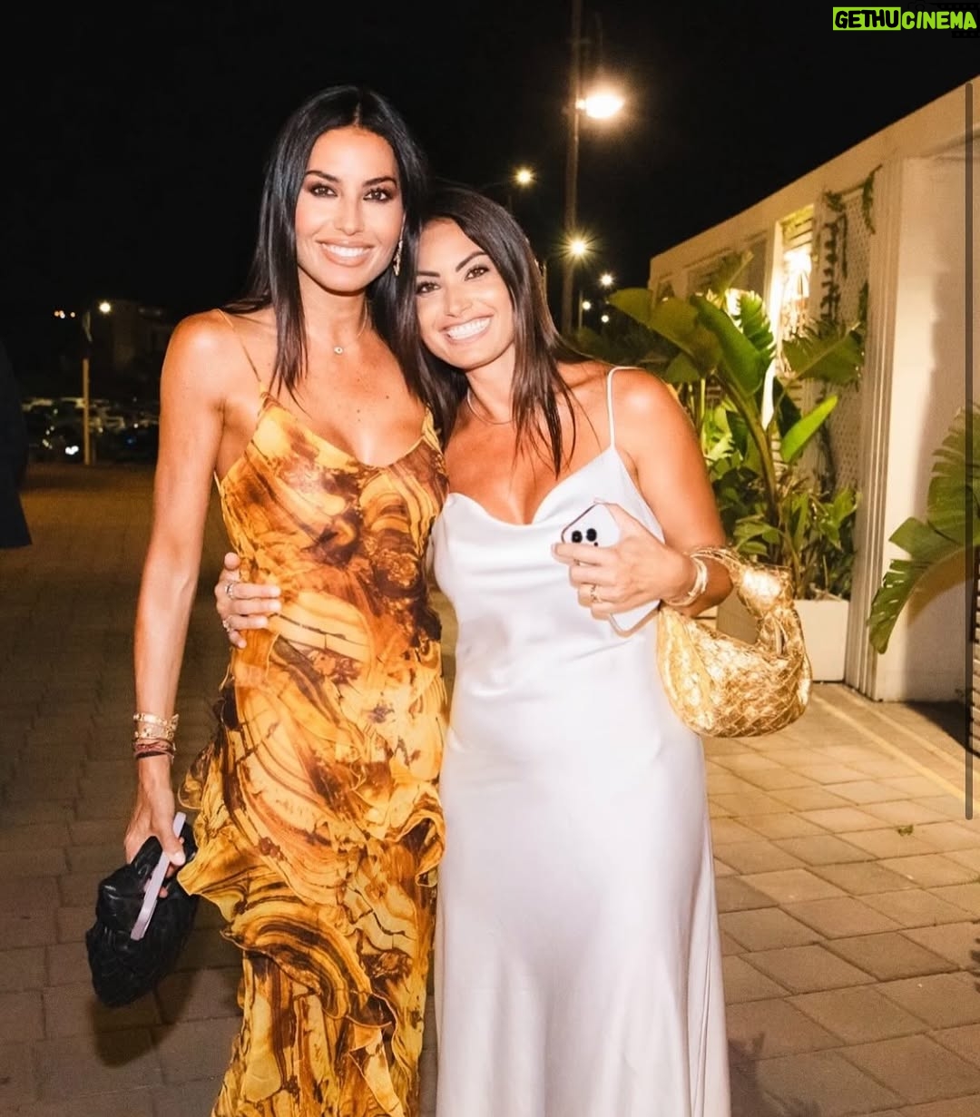 Elisabetta Gregoraci - 45.9K Likes - • •La mia terra mi insegna sempre la cosa più semplice e più preziosa:
che la felicità è stare insieme, davanti al mare, con chi ami 💖