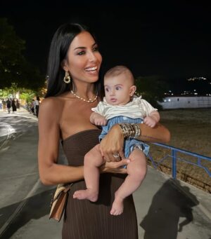 Elisabetta Gregoraci Instagram - • •La mia terra mi insegna sempre la cosa più semplice e più preziosa:
che la felicità è stare insieme, davanti al mare, con chi ami 💖