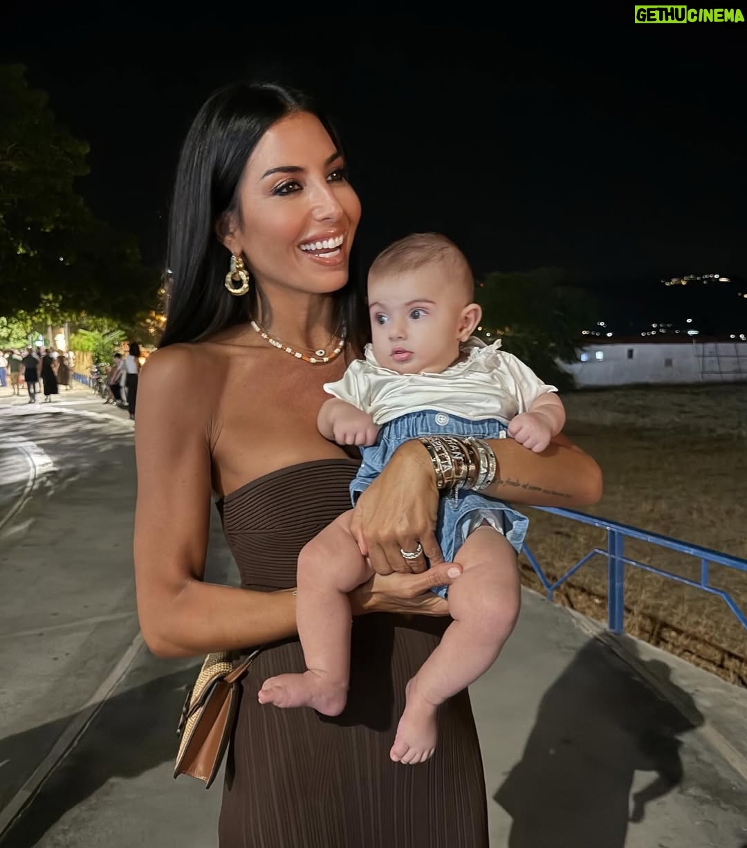 Elisabetta Gregoraci - 45.9K Likes - • •La mia terra mi insegna sempre la cosa più semplice e più preziosa:
che la felicità è stare insieme, davanti al mare, con chi ami 💖