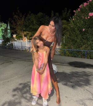 Elisabetta Gregoraci Instagram - • •La mia terra mi insegna sempre la cosa più semplice e più preziosa:
che la felicità è stare insieme, davanti al mare, con chi ami 💖