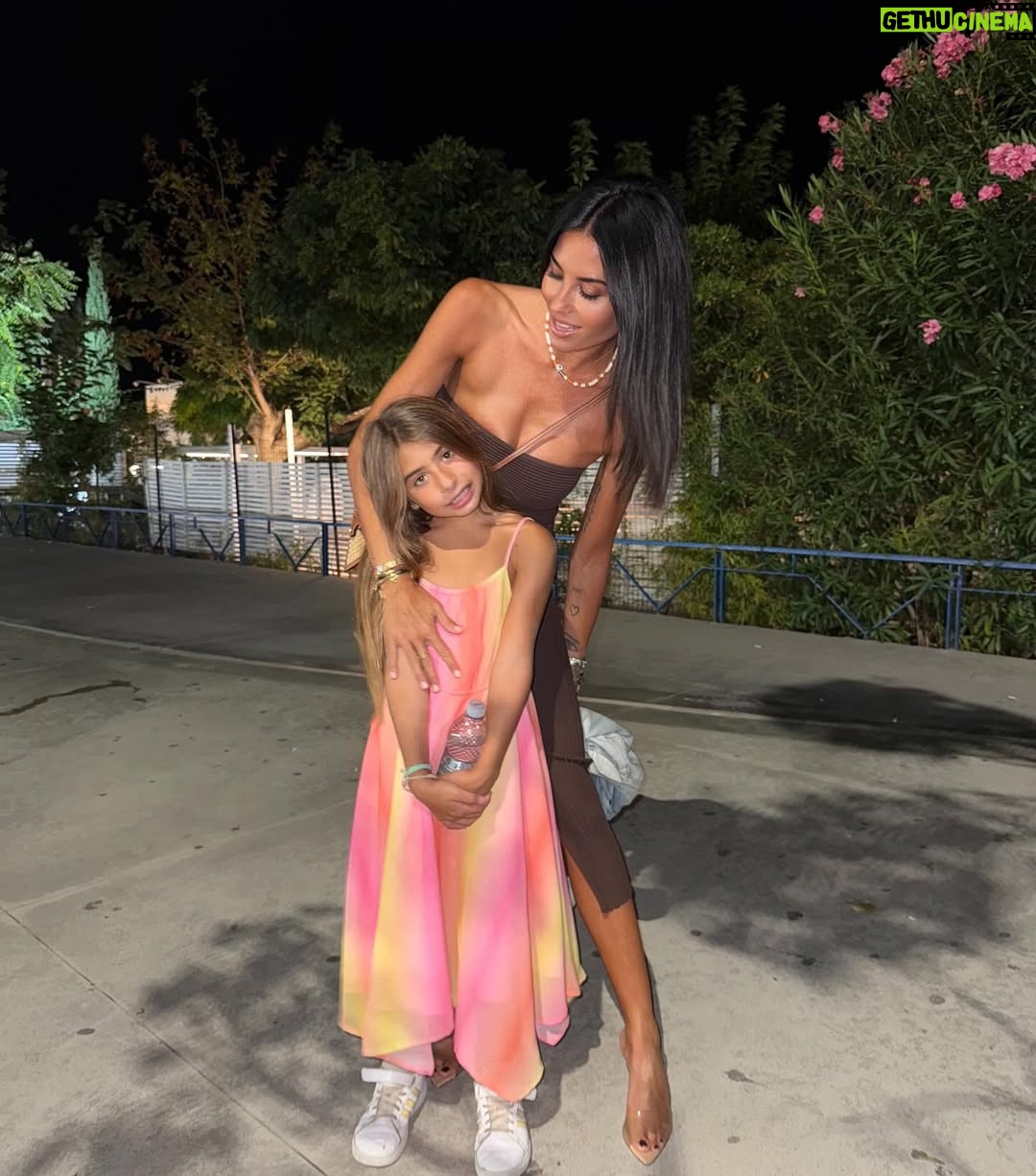 Elisabetta Gregoraci - 45.9K Likes - • •La mia terra mi insegna sempre la cosa più semplice e più preziosa:
che la felicità è stare insieme, davanti al mare, con chi ami 💖