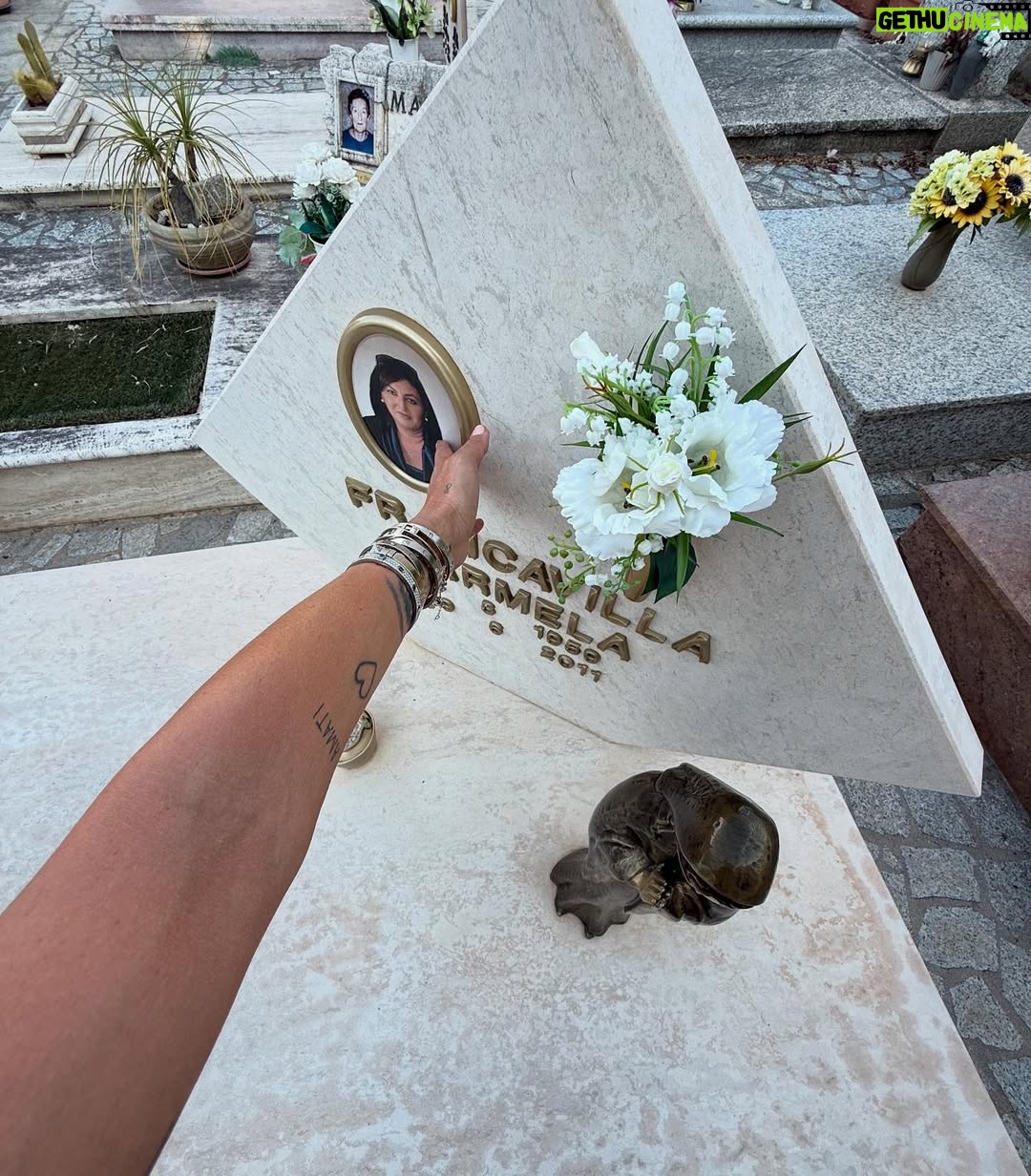 Elisabetta Gregoraci - 45.9K Likes - • •La mia terra mi insegna sempre la cosa più semplice e più preziosa:
che la felicità è stare insieme, davanti al mare, con chi ami 💖