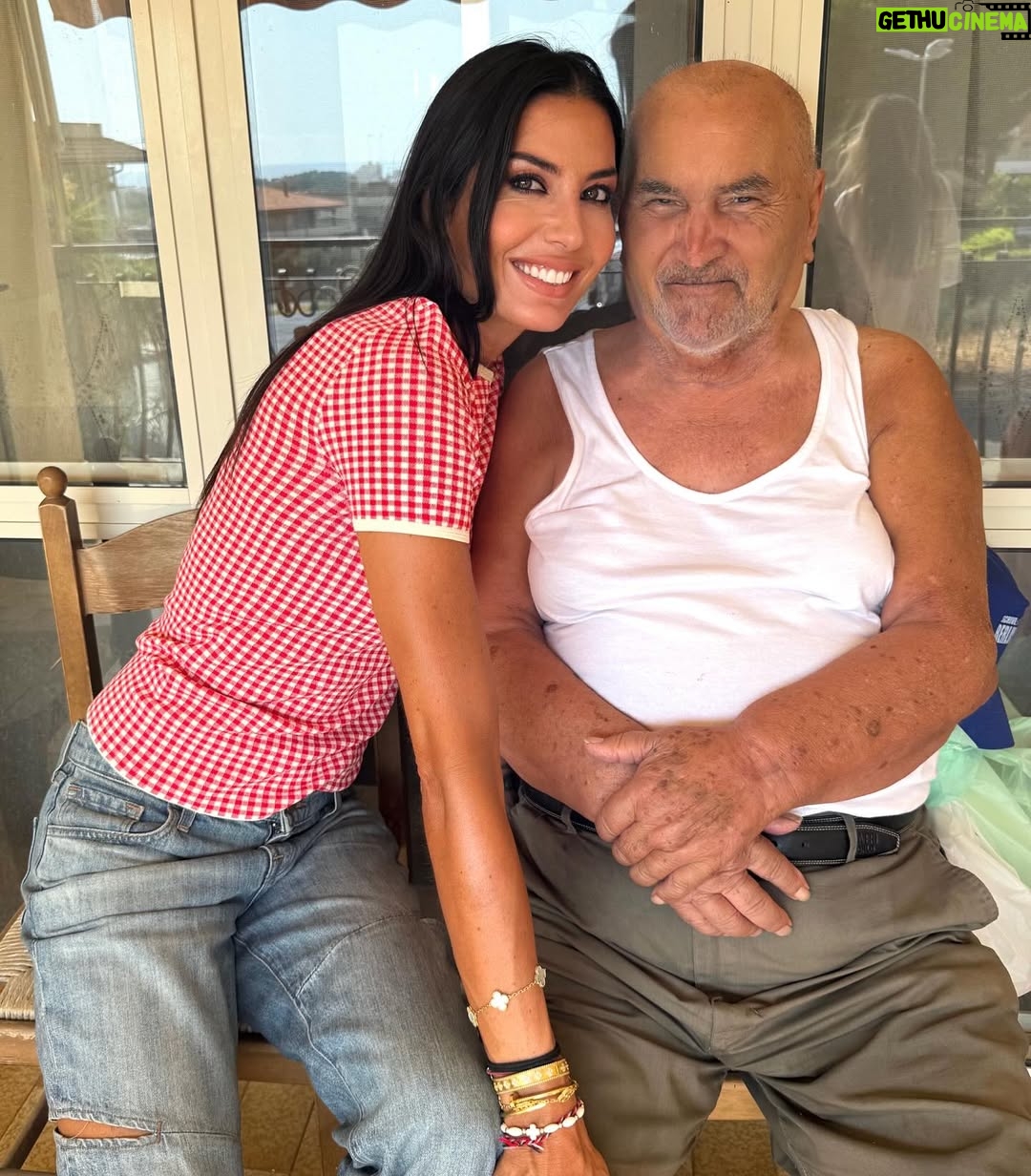 Elisabetta Gregoraci - 45.9K Likes - • •La mia terra mi insegna sempre la cosa più semplice e più preziosa:
che la felicità è stare insieme, davanti al mare, con chi ami 💖